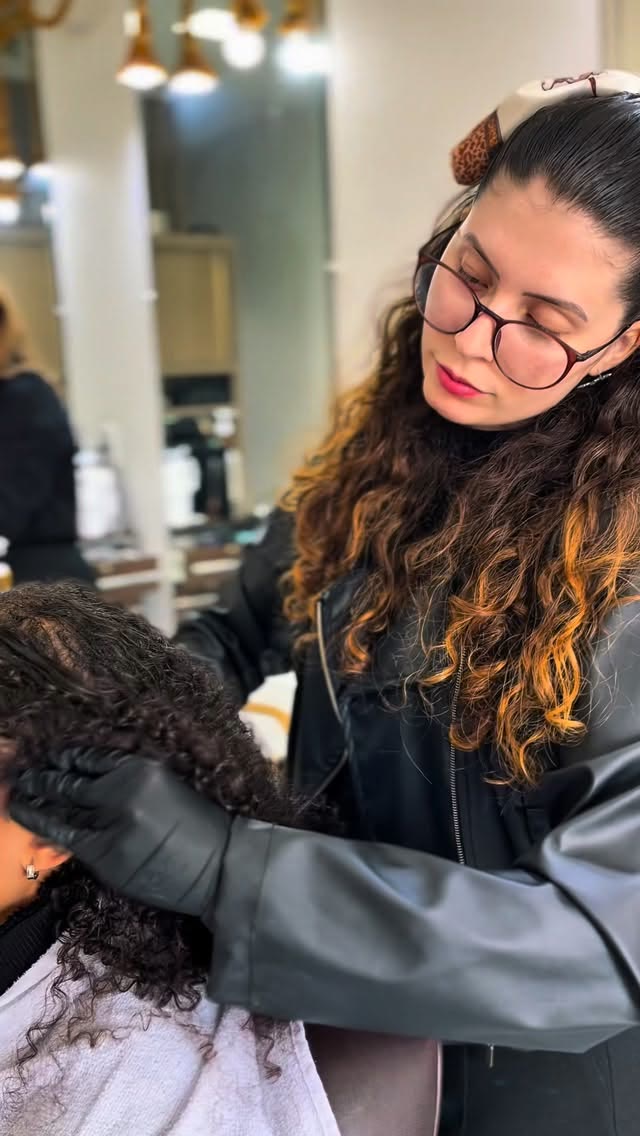 Profissional finalizando corte com tesoura