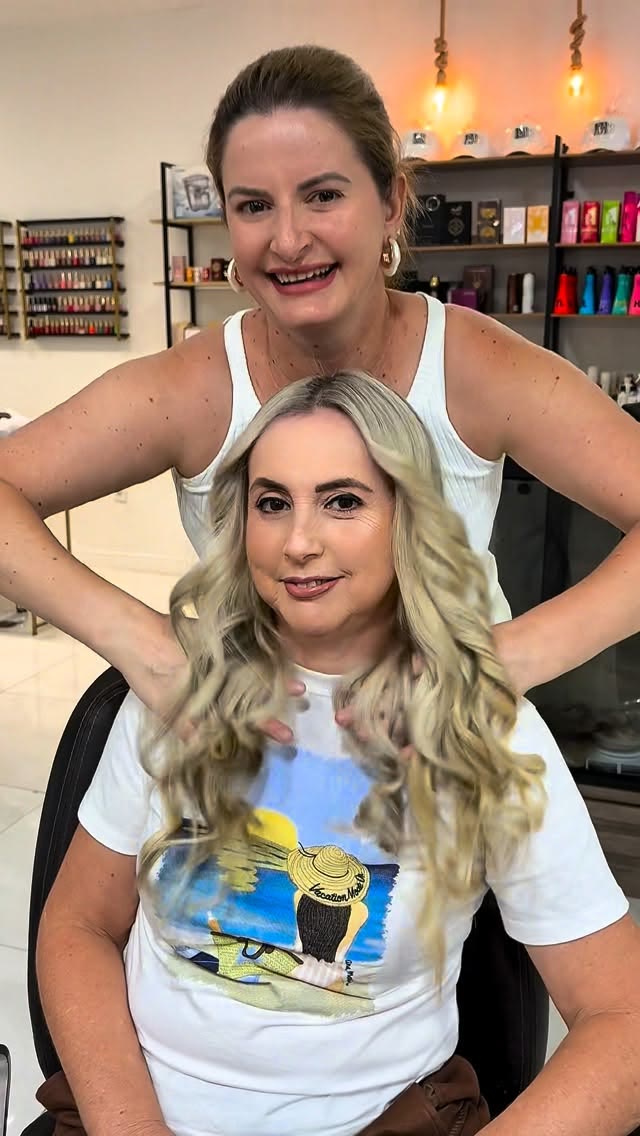 Cliente loira sendo finalizada na cadeira do salão Dani Melo