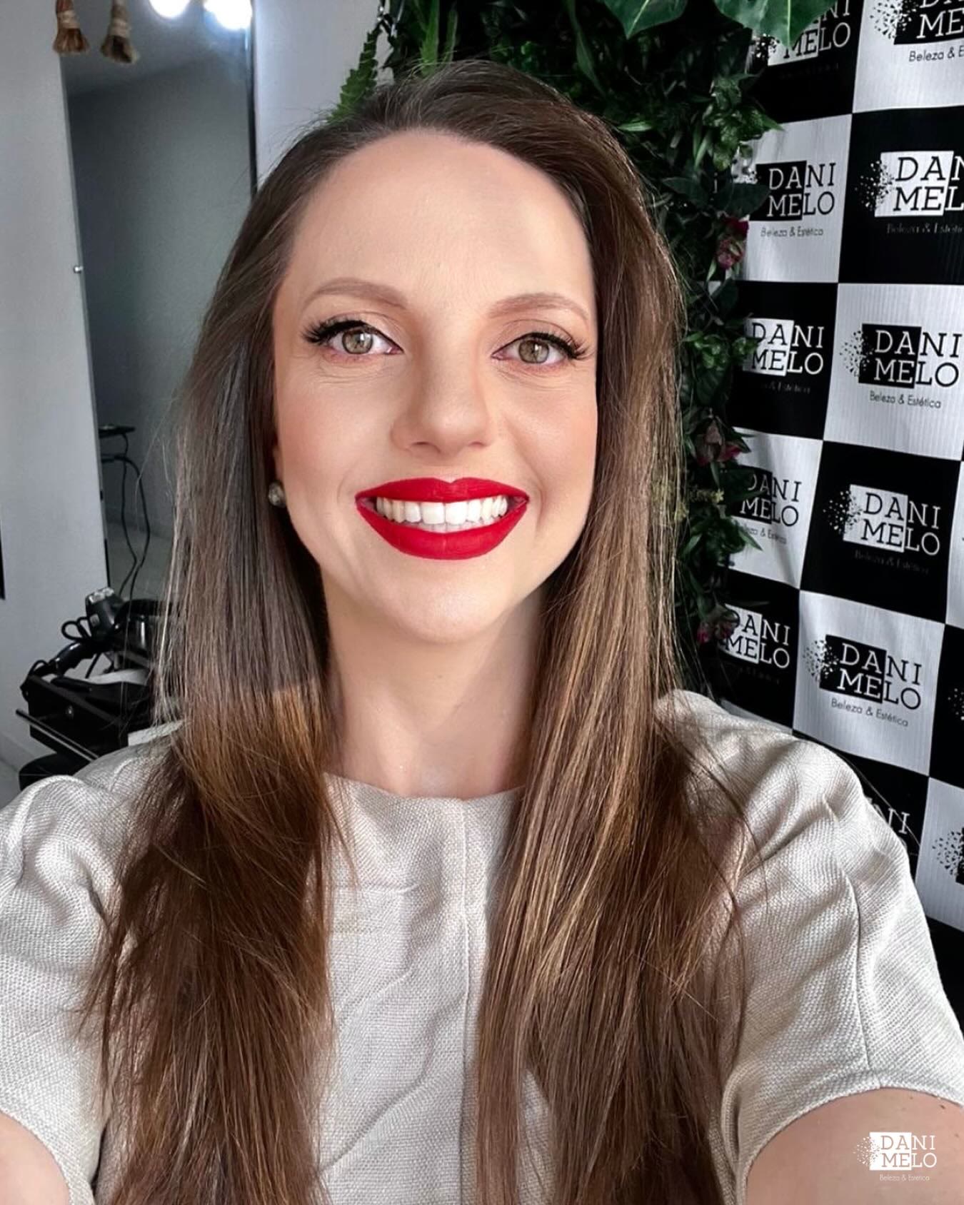 Cliente com cabelo escuro brilhoso e batom vermelho