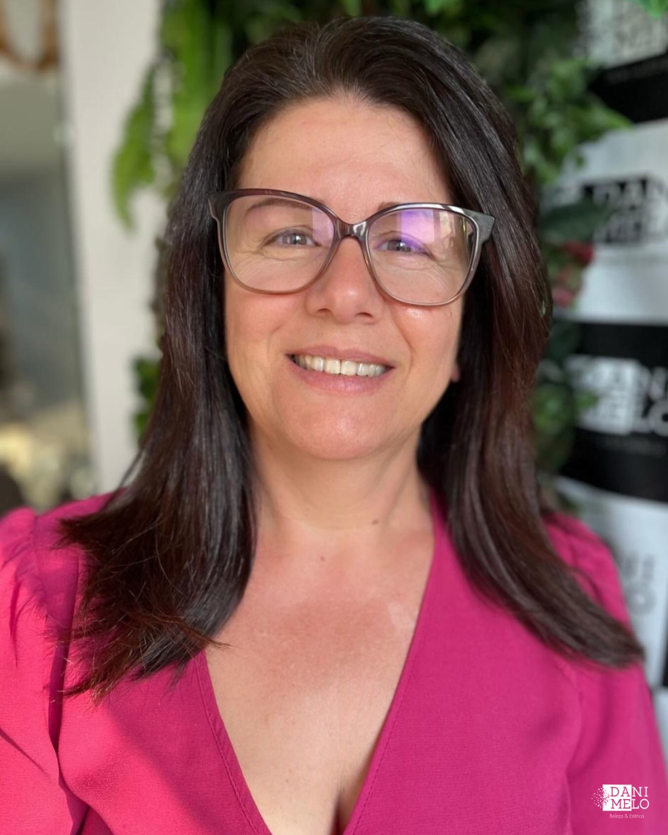 Cliente de blazer rosa com madeixas renovadas