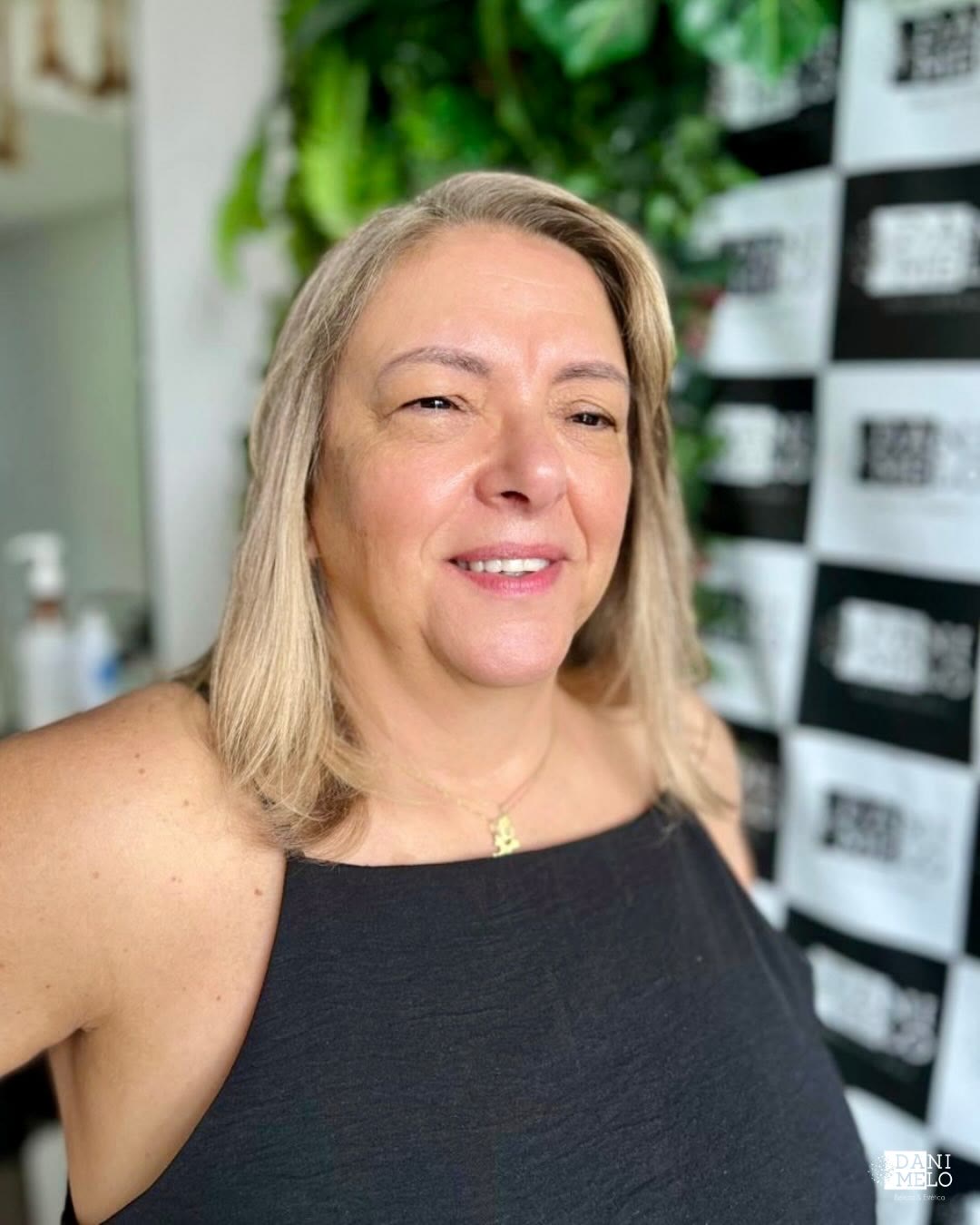 Cliente com make e cabelo finalizados