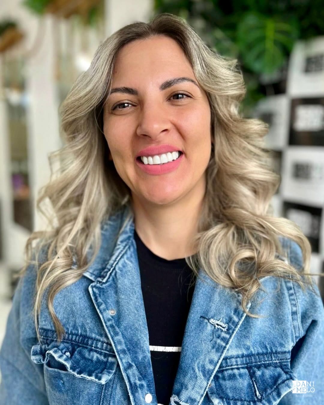 Cliente sorrindo com ondas loiras renovadas