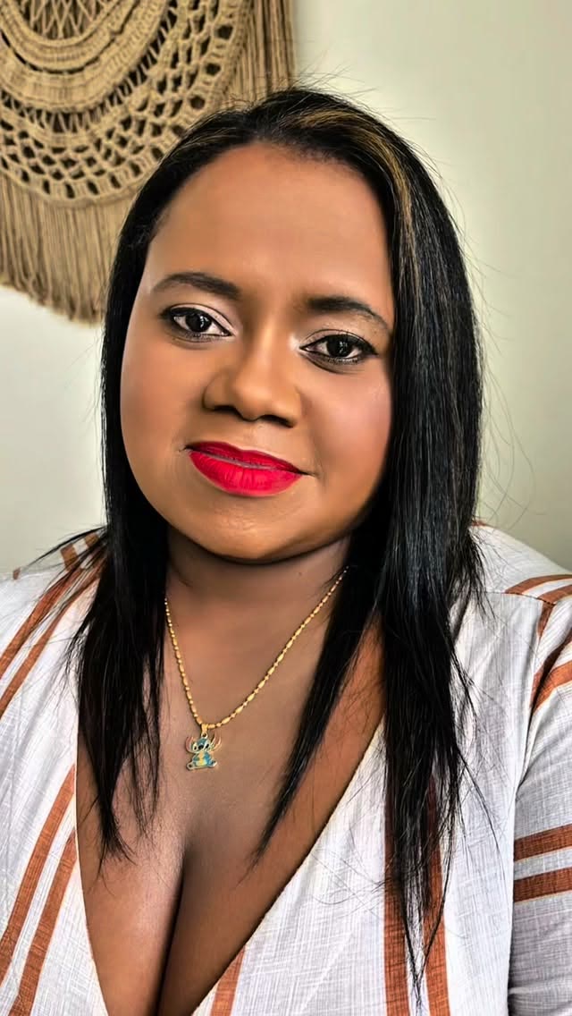 Cliente com batom vermelho e cabelo alinhado